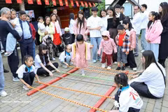 在白俄罗斯首都明斯克郊区克利诺克村举行的2026年越南语夏令营文化体验活动。（图片来源：越通社）
