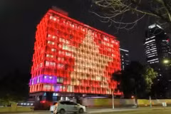 越南国旗首次在珀斯市政厅璀璨亮起，庆祝越南社会主义共和国成立81周年。（图片来源：越南驻珀斯总领事馆提供）