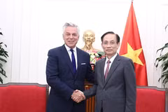 越共中央政治局委员、外交部长黎怀忠与美国万事达卡集团战略增长副董事长兼总裁乔恩·亨斯曼。