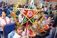 河内一特殊学校学生欢度中秋节的喜庆、温馨氛围。（图片来源：越通社）