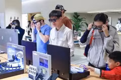 顾客在中国广东省深圳市一家商店体验智能眼镜。（图片来源：新华社）