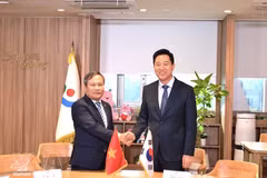 河内市人民委员会主席武大胜与首尔市市长吴世勋。（图片来源：越通社）