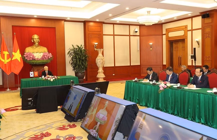 越共中央总书记阮富仲同韩国总统尹锡悦举行会谈（组图） ảnh 1