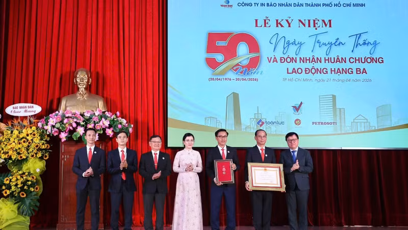 《人民报》社总编辑黎国明同志受国家主席委托，向《人民报》社胡志明市印刷公司颁发三级劳动勋章。（仲英 摄）