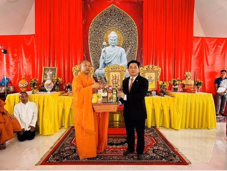 越南驻孔敬总领事丁黄灵强调，华严寺是一项文化工程，体现了旅泰越南人社群的团结协作，所在国人民的支持以及当地政府的帮助。
