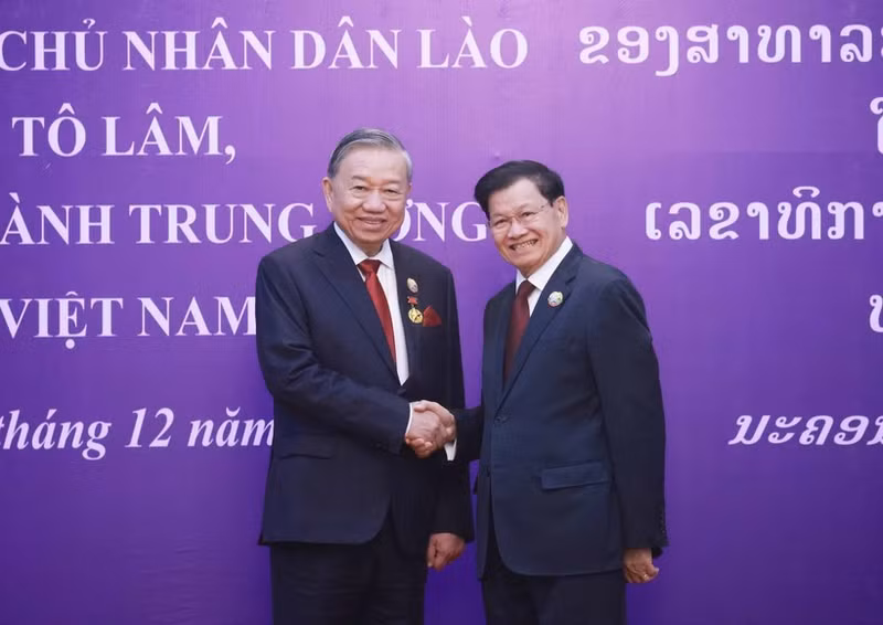 老挝人民革命党中央总书记、国家主席通伦·西苏里祝贺越共中央总书记苏林荣获老挝国家最高贵勋章——老挝国家金质勋章。（图片来源：越通社）