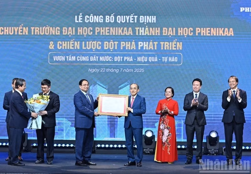 越南政府总理范明正授予有关将“菲尼卡（Phenikaa）大学学院”升格为“菲尼卡大学”的决定书。