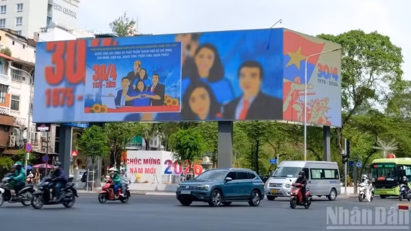 胡志明市张灯结彩，彩旗飘扬、横幅标语辉映，庆祝南方解放、国家统一51周年。（世英 摄）