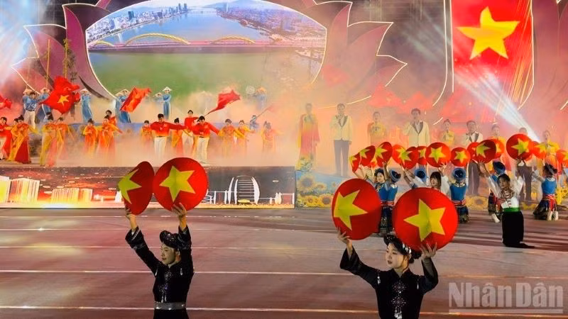 庆祝越共十四大成功的文艺演出。（青山 摄）
