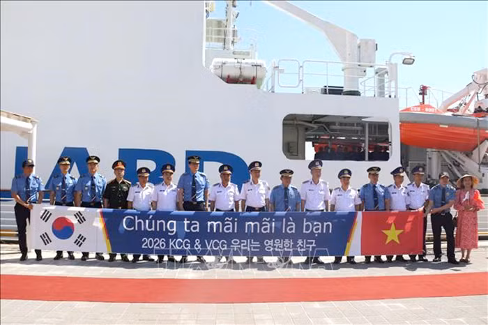 越南海警8001号船赴韩国访问并开展交流活动。