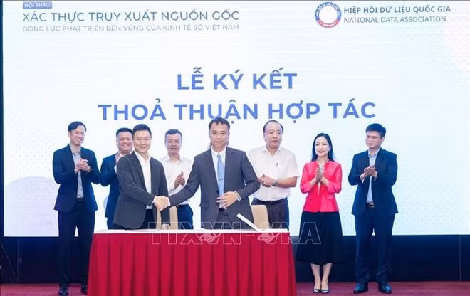 ECO制药股份公司与PILA集团股份公司签署合作协议，支持企业应用身份认证与产品溯源技术。（图片来源：越通社）