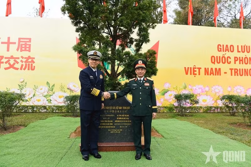 潘文江部长和董军部长共同在芒街国际口岸种植了友谊树，体现了携手维护和发扬越中团结友好传统的精冲。