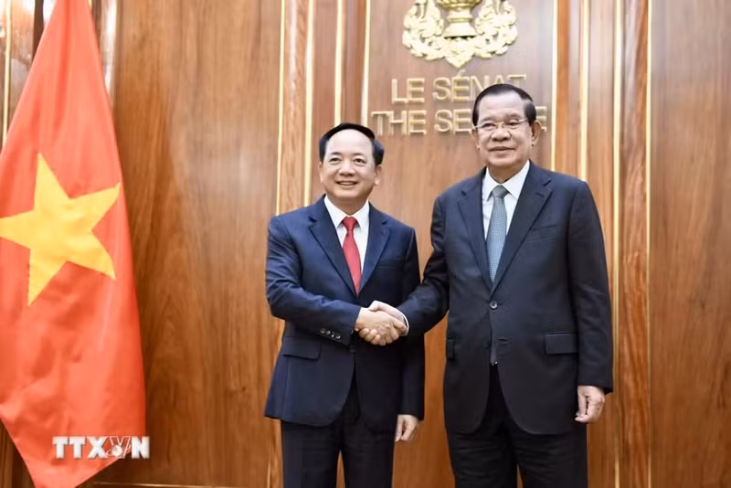 越共中央政治局委员、中央书记处书记、中央宣教与民运部部长郑文决会见柬埔寨代理国家元首、参议院主席、柬埔寨人民党主席洪森。（图片来源：越通社）