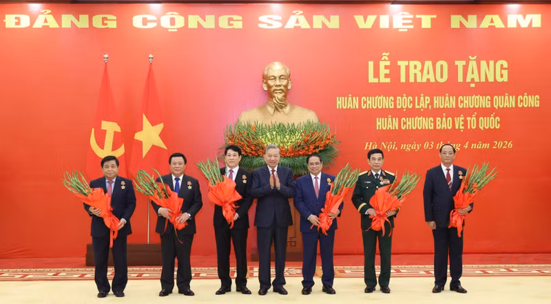 越南各位党和国家领导人及高级干部荣获荣誉勋章。
