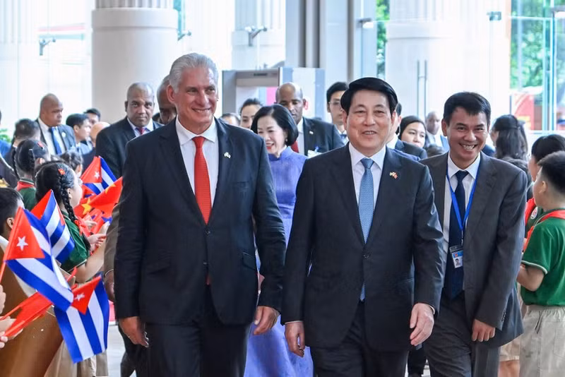 国家主席梁强同古共中央第一书记、国家主席出席越古建交65周年庆典