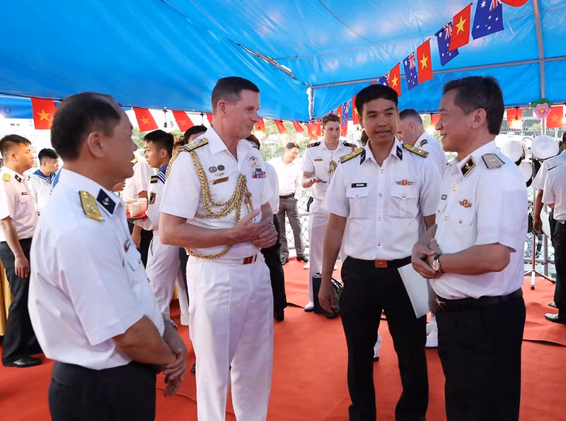 越南人民海军副司令阮庭雄少将与澳大利亚皇家海军舰队代表交流谈话。
