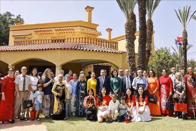 越南国会主席陈青敏和夫人会见旅摩越南人社群。