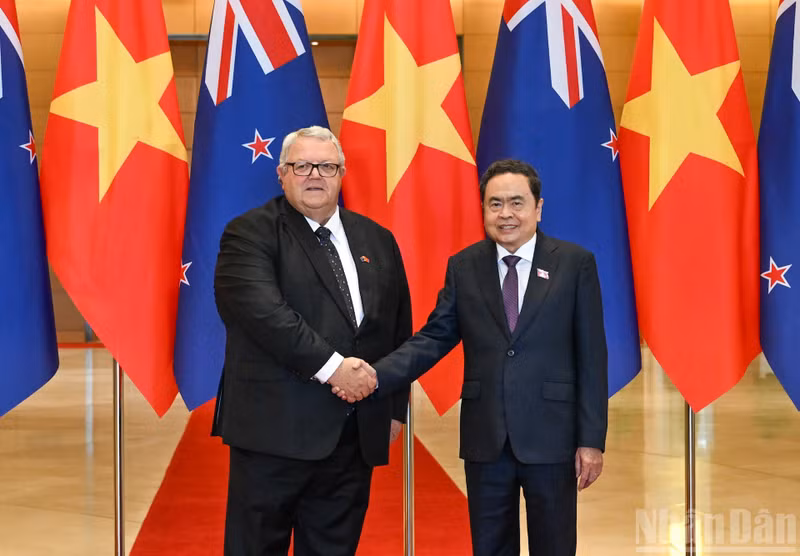 国会主席陈青敏与新西兰议会议长格里·布朗利举行会谈。