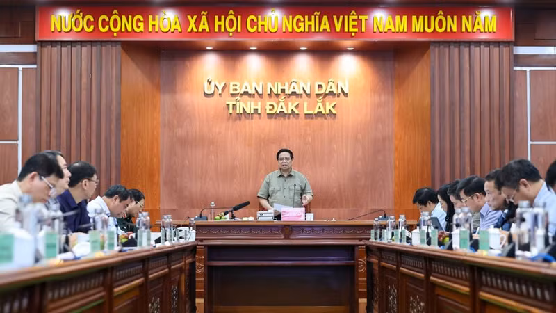 范明正总理就近期洪涝灾害应对及灾后恢复重建工作举行会议。