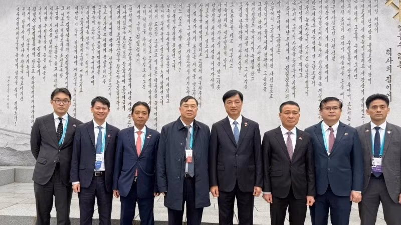 越共中央检查委员会主任阮维玉参观朝鲜劳动党建党史迹馆。