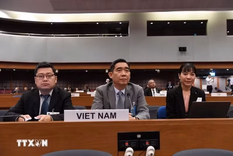 越南驻泰国大使、越南常驻UNESCAP代表范越雄在题为“不让任何人掉队：推进亚洲及太平洋不分年龄人人共享的社会”的专题讨论会上发言。（图片来源：越通社）