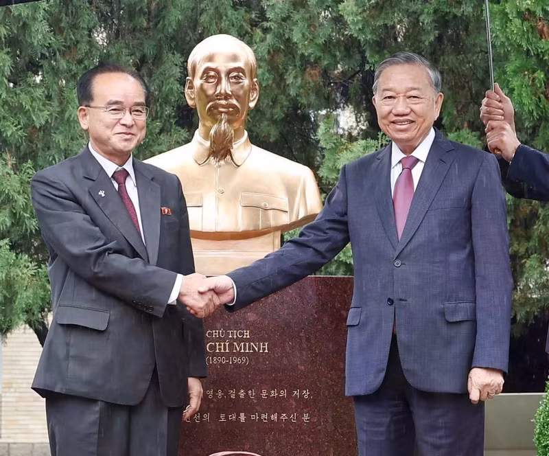越共中央总书记苏林出席越南驻朝鲜大使馆花园胡志明主席塑像揭牌仪式。