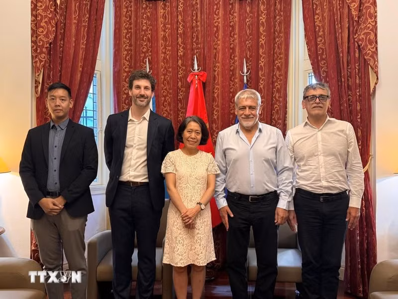 越南驻阿根廷大使吴明月会见拉丁美洲和加勒比国家公务人员联合会主席胡里奥·富恩特斯。（图片来源：越通社）