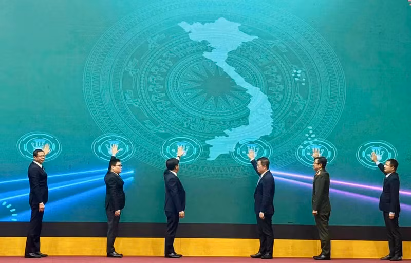 与会代表按下按钮，正式启动农产品溯源系统。