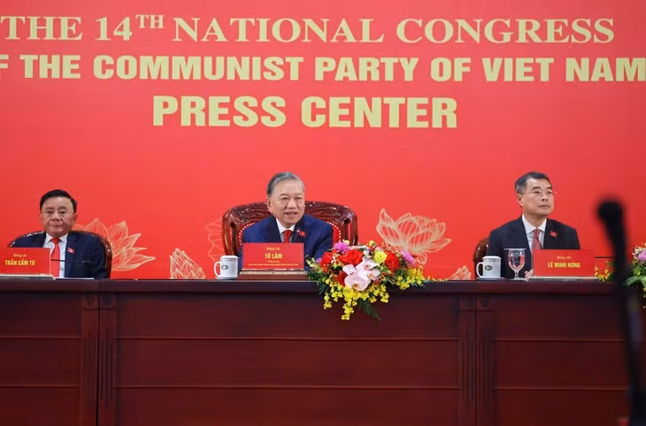 苏林总书记主持国际新闻发布会。