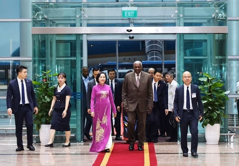 越南国会副主席阮氏青迎接古巴共和国全国人民政权代表大会主席兼国务委员会主席埃斯特万·拉索·埃尔南德访问越南。（图片来源：越通社）