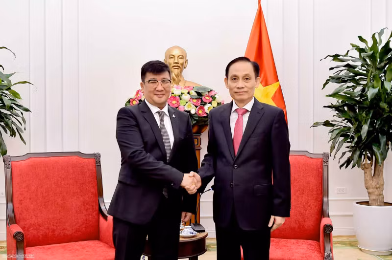 越南外交部长黎怀忠会见蒙古国驻越大使吉吉·塞里贾夫。