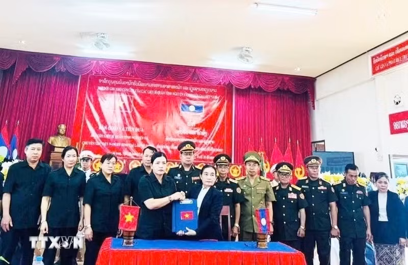 老挝色贡省委和政府在省军事指挥部驻地举行在老挝牺牲的越南志愿军和专家烈士遗骸交接仪式。