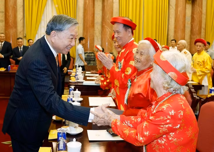 越共中央总书记、国家主席苏林在主席府会见全国85位优秀老年人代表。
