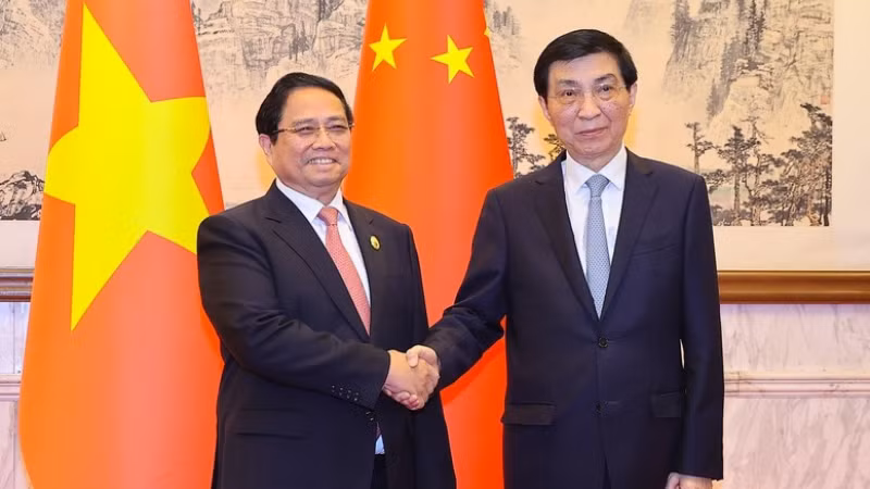 越南政府总理范明正会见中国全国政协主席王沪宁。