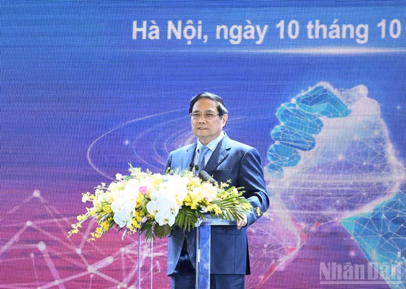 越南政府总理范明正在河内出席2025年越南私营经济全景（ViPEL）会议。