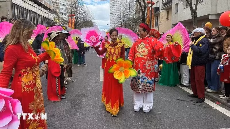 旅居法国越南人奥黛走秀。（图片来源：越通社）