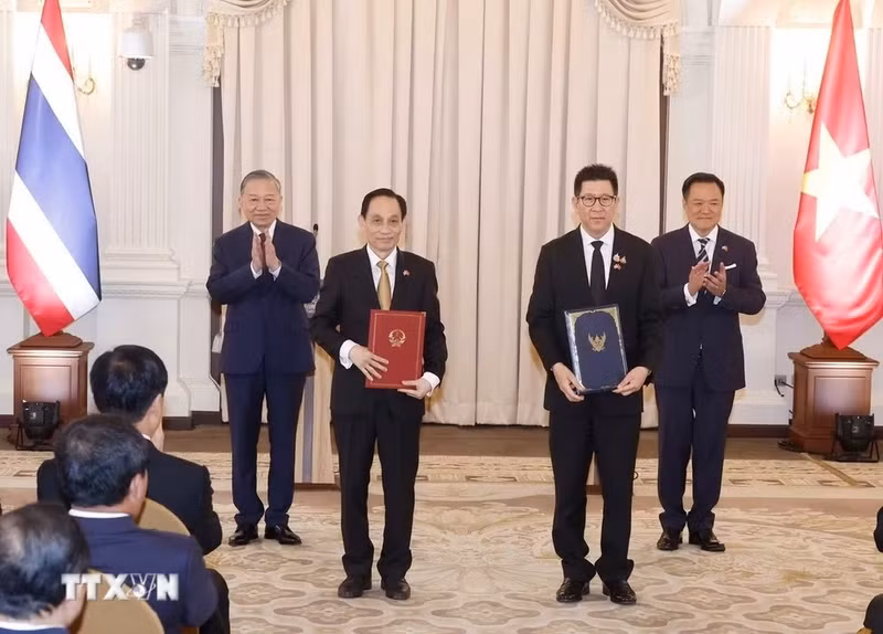 越泰合作文件交换仪式暨两国建交50周年纪念徽标公布仪式在泰国举行。