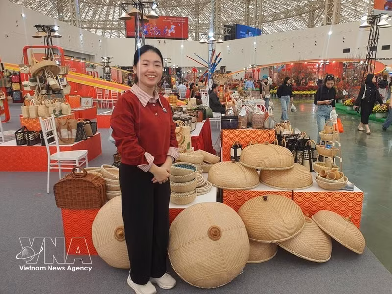 河内市红云乡宁楚手工艺村展出的产品。（图片来源：越通社）