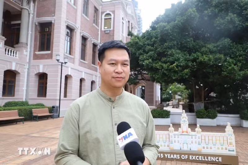 香港大学招生处的武海长硕士。