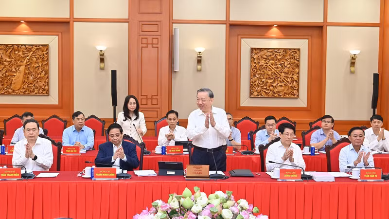 越共中央总书记苏林出席并主持会议。（幸原 登科 摄）