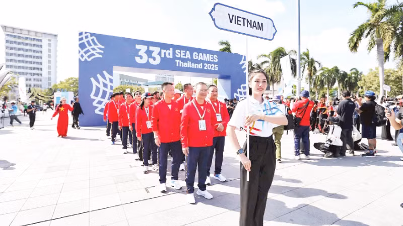 12月8日，越南体育代表团在第33届东运会上举行升旗仪式。