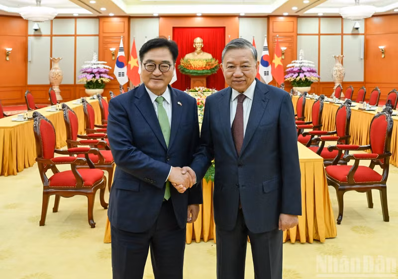 越共中央总书记苏林会见韩国国会议长禹元植。（维灵 摄）