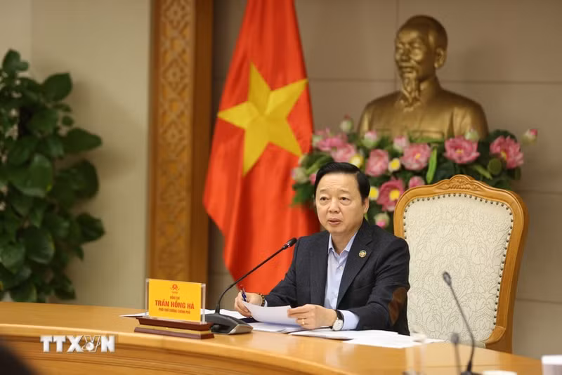 越南政府副总理陈红河在政府驻地主持召开会议。（图片来源：越通社）