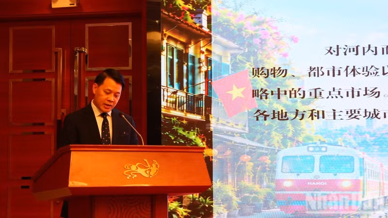 河内市文化体育与旅游局副局长阮陈光在活动上发表讲话。（微沙 摄）
