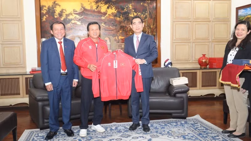 越南文化体育旅游部部长阮文雄、越南足球协会执行委员会委员以及动力股份公司领导向越南驻泰国大使范越雄赠送纪念品。