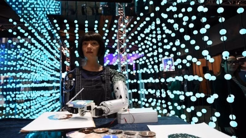 2024年5月30日人工智能人形机器人艺术家艾达（Ai-Da）在瑞士日内瓦举行的全球人工智能峰会上绘画。（图片来源：新华社/越通社）