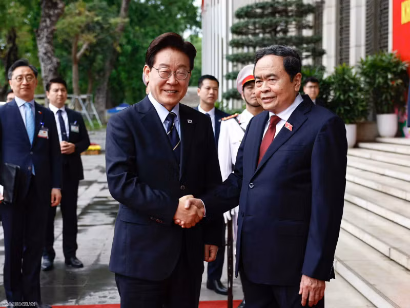 越南国会主席陈青敏会见韩国总统李在明。