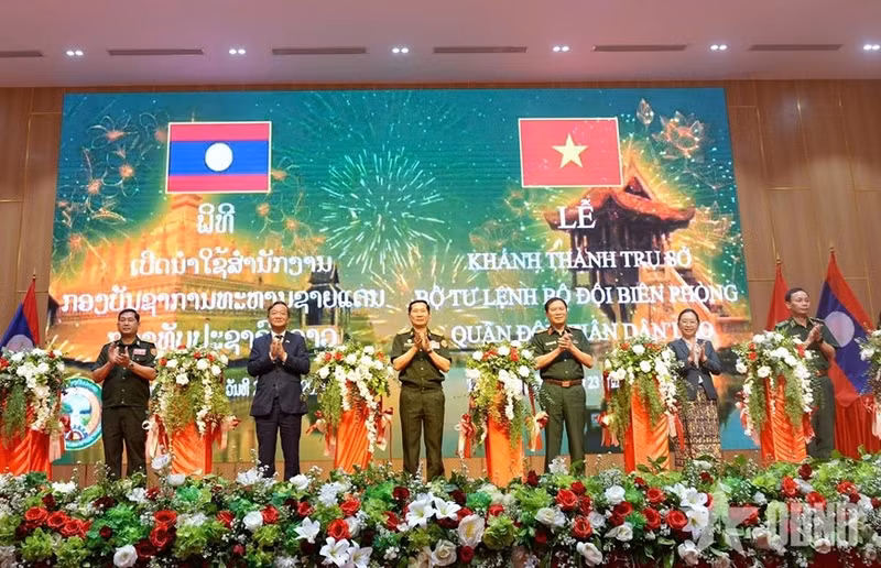 老挝边防部队司令部总部大楼落成仪式。