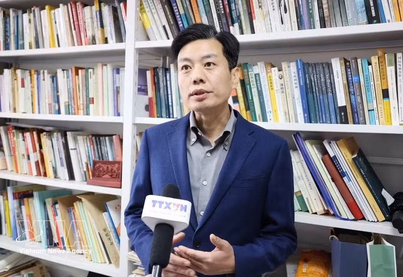 中国人民大学国际关系学院教授崔守军接受越通社驻北京记者的采访。（图片来源：越通社）