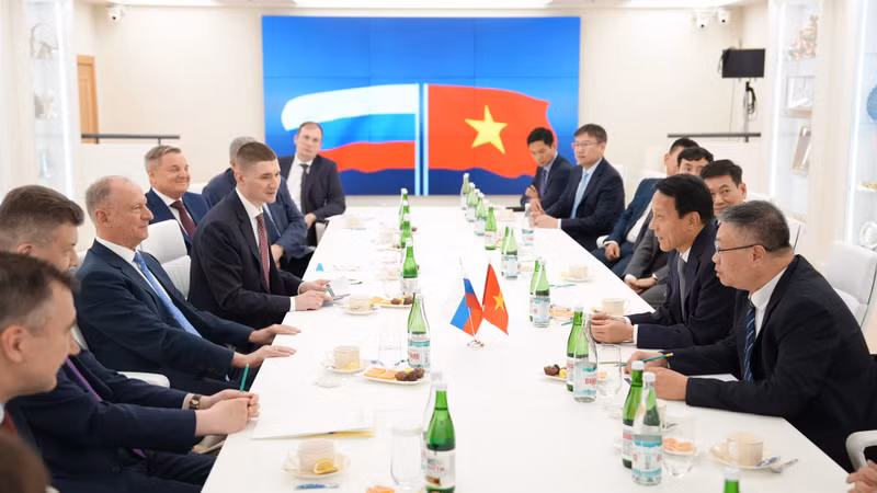 越南公安部长梁三光同俄罗斯海事委员会主席举行会谈。